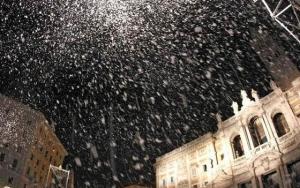 La nevicata sul sagrato di Santa Maria Maggiore in occasione dei festeggiamenti per la Madonna della Neve