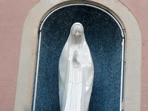 Scherza coi fanti… La Madonna di Monteverde arrossisce